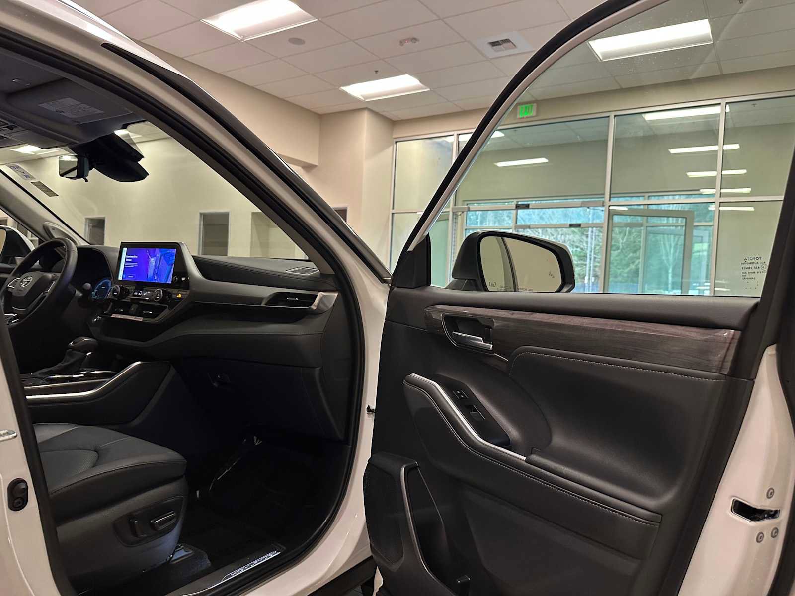 Certified 2025 Toyota Highlander Platinum image 29