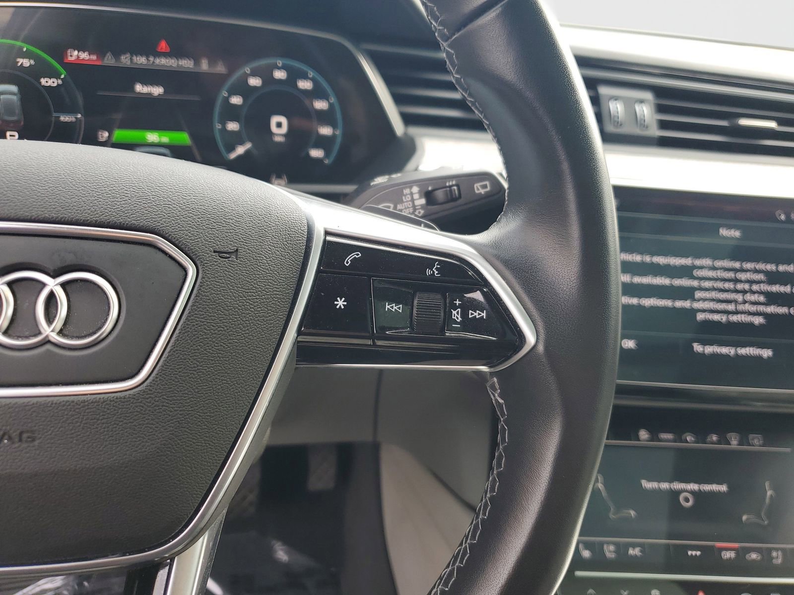 Used 2022 Audi e-tron Chronos image 25