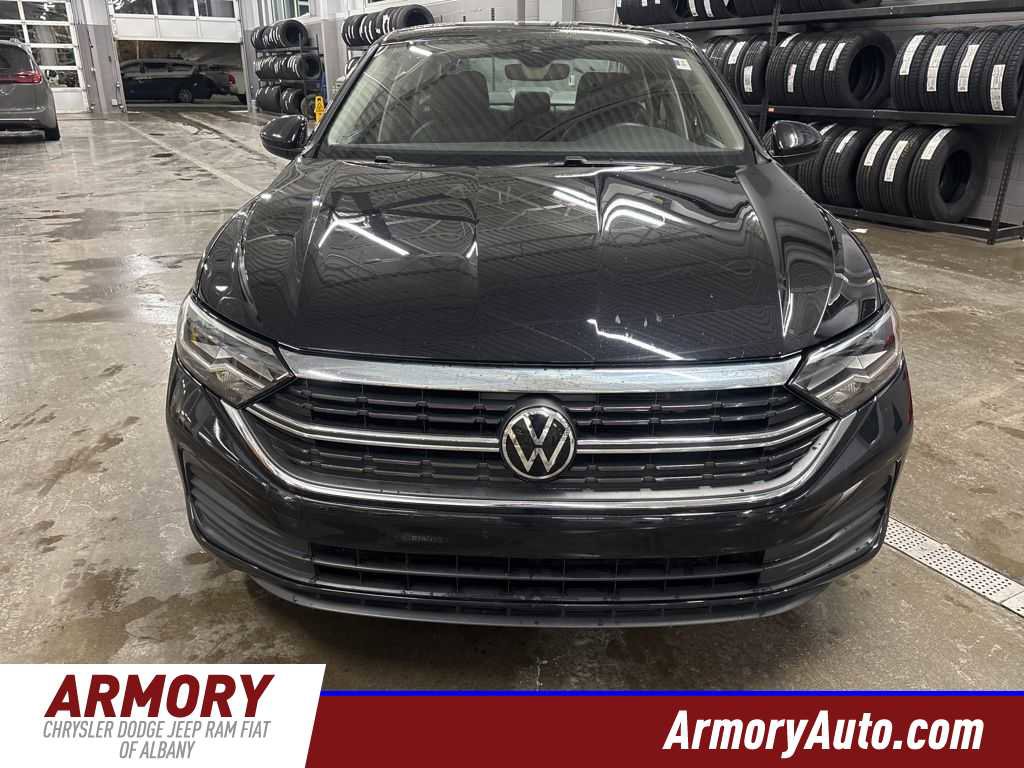 Used 2024 Volkswagen Jetta SE image 2