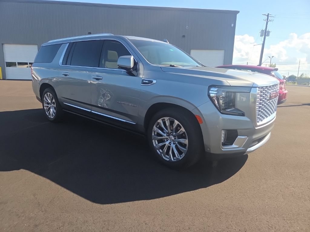 Used 2024 GMC Yukon XL Denali w/ Denali Reserve Package AWD/4WD image 11