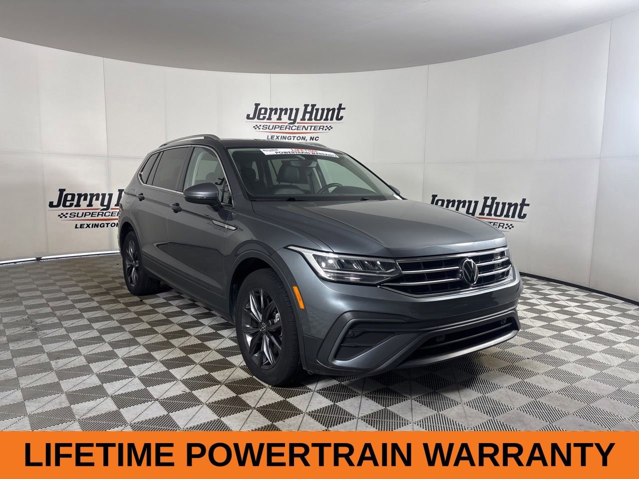 Used 2023 Volkswagen Tiguan SE w/ Panoramic Sunroof Package FWD image 4
