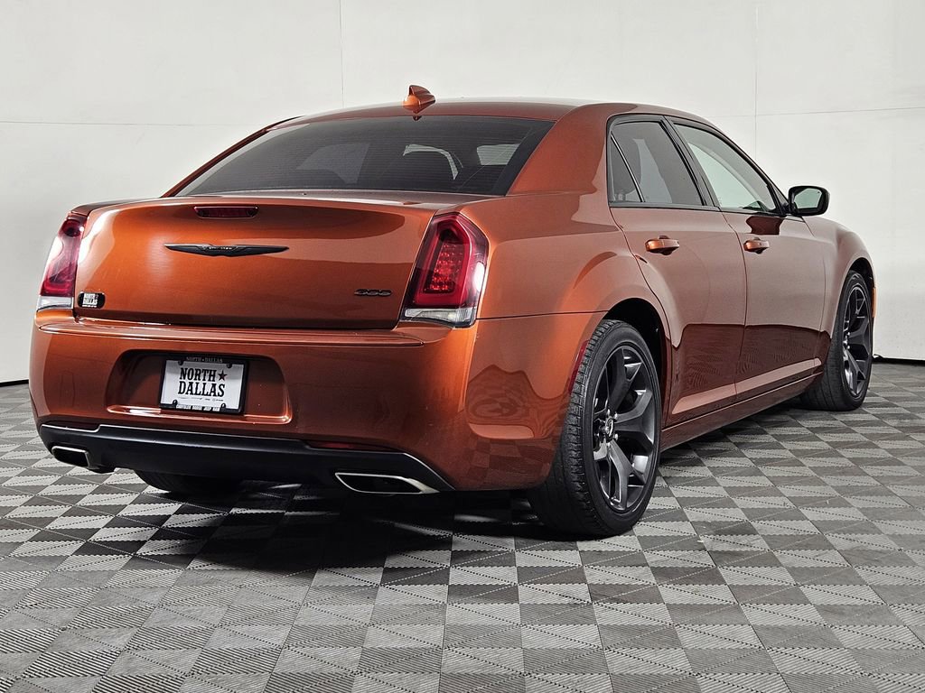 Used 2020 Chrysler 300 Touring w/ Sport Appearance Package RWD image 4