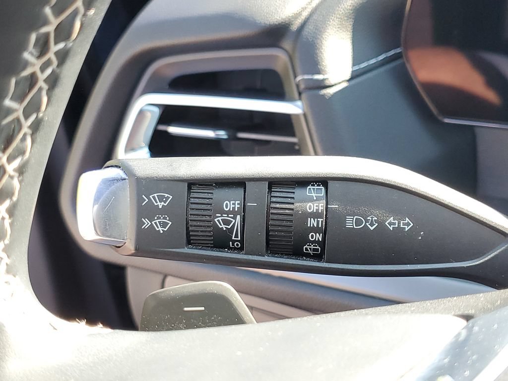 Used 2025 Chevrolet Traverse LT FWD image 16