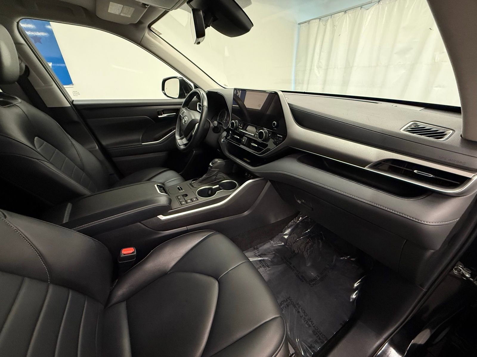 Used 2023 Toyota Highlander XLE image 8