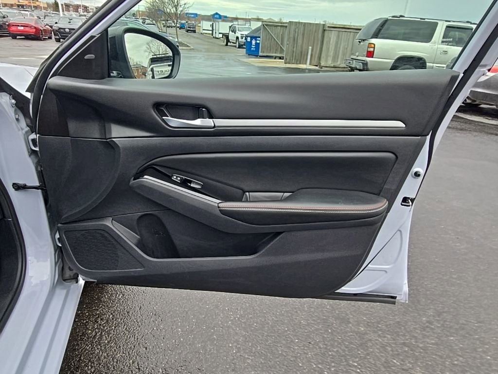 Used 2025 Nissan Altima 2.5 SR w/ SR Premium Package image 32