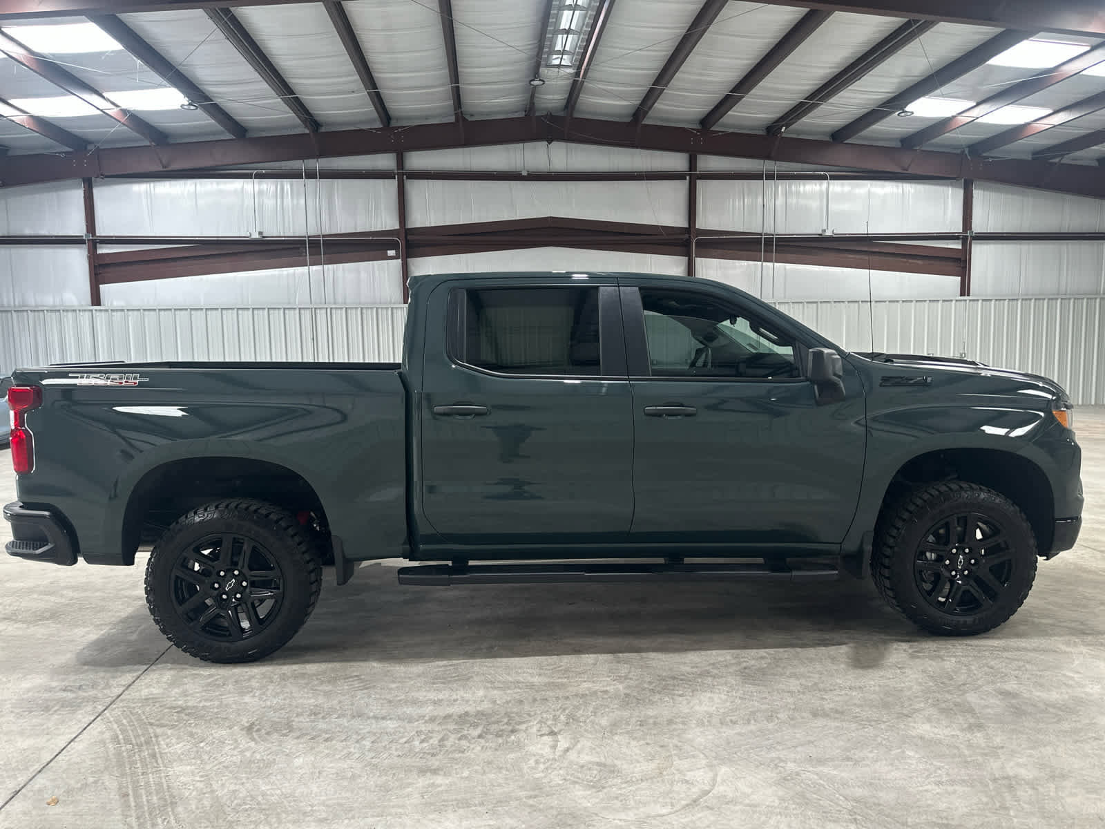 Used 2026 Chevrolet Silverado 1500 Custom Trail Boss w/ LPO, Dark Essentials Package AWD/4WD image 6