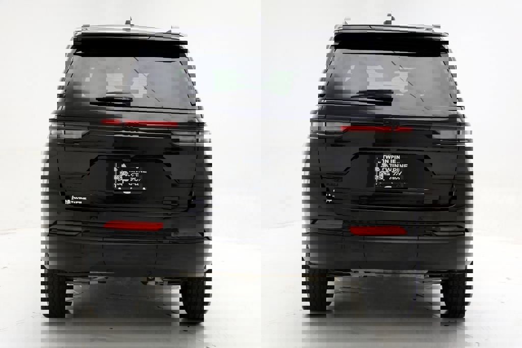 Used 2025 Jeep Grand Cherokee Altitude AWD/4WD image 7