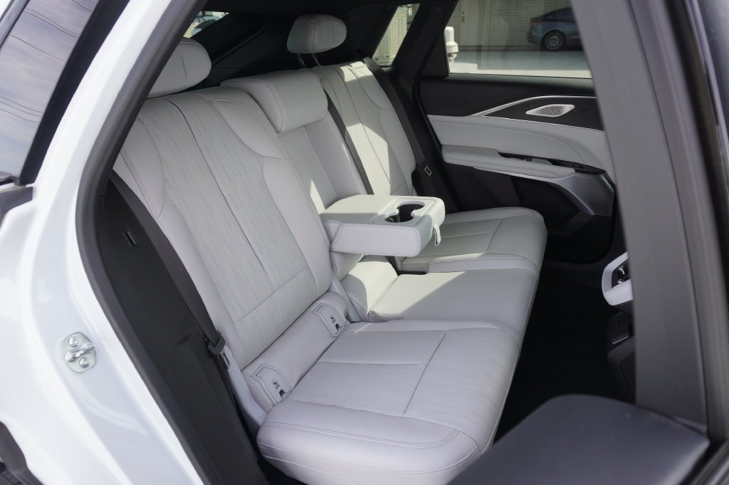 Used 2024 Cadillac Lyriq Luxury AWD/4WD image 9