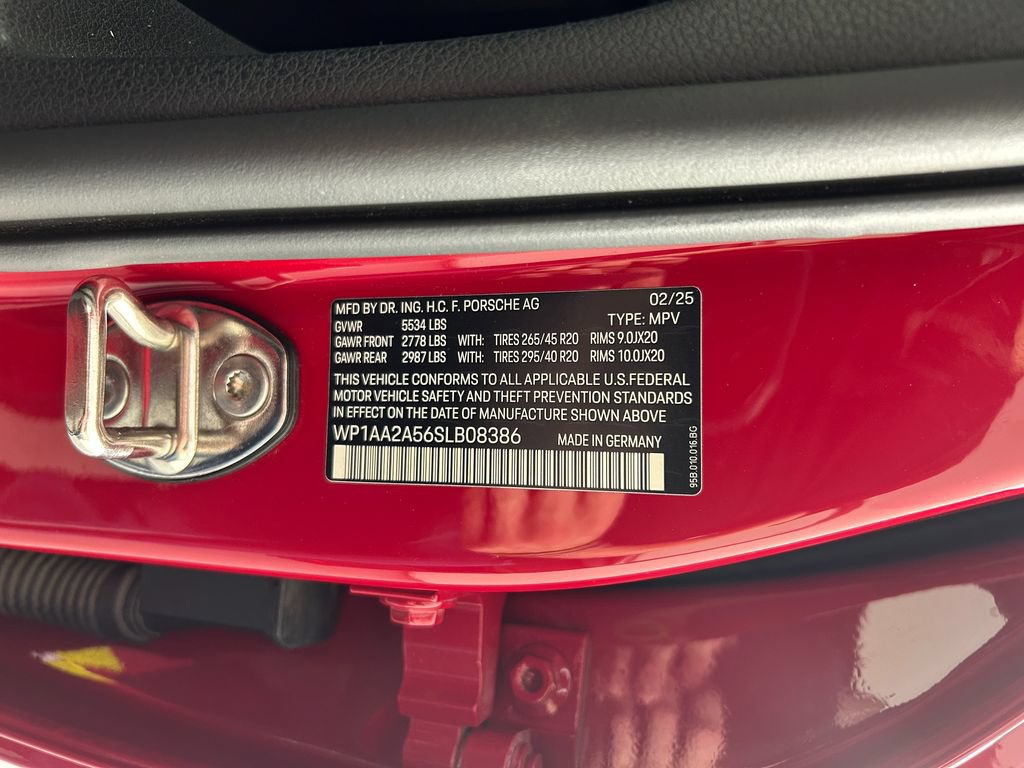 Certified 2025 Porsche Macan AWD/4WD image 30