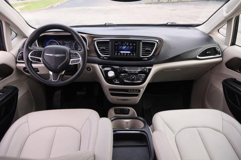 Used 2021 Chrysler Voyager Lxi image 23