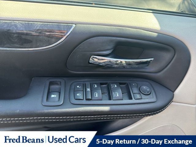 Used 2014 Chrysler Town & Country Touring-L w/ Trailer Tow Group FWD image 18