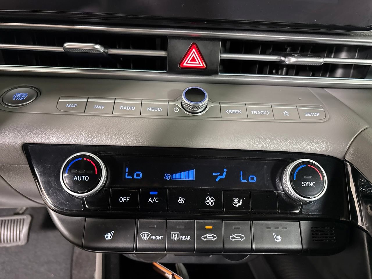 Used 2024 Hyundai Elantra SEL w/ Convenience Package FWD image 18
