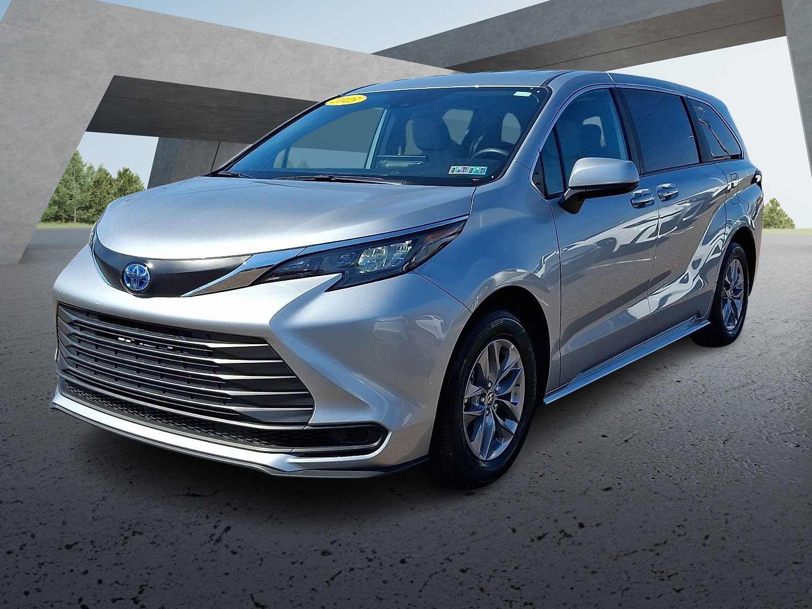 Used 2025 Toyota Sienna LE FWD video 3