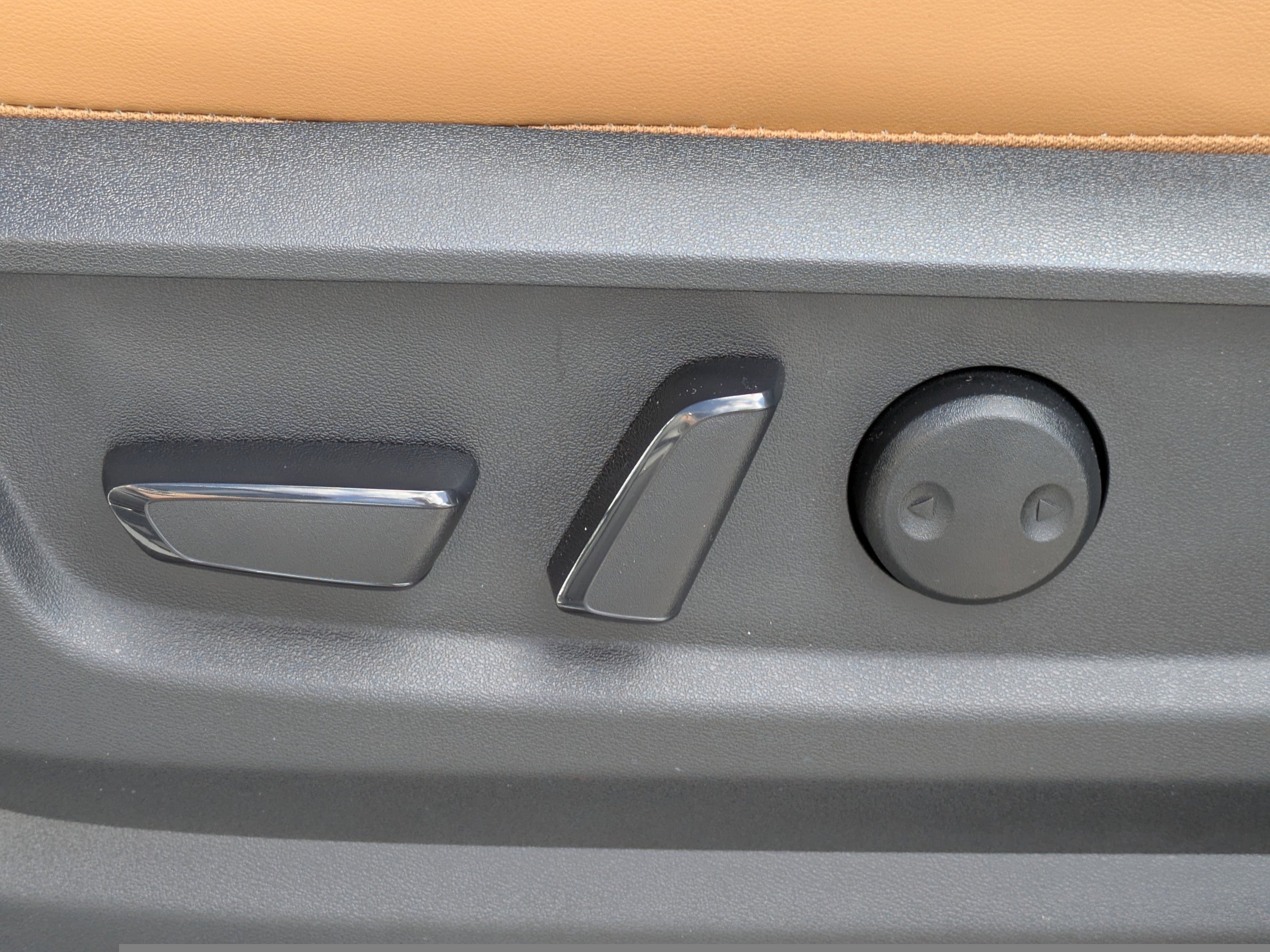 Used 2025 Nissan Armada SL w/ Captain's Chari Seat Package image 19