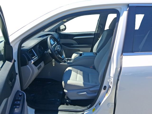 Used 2019 Toyota Highlander LE w/ Carpet Mat Package (TMS) AWD/4WD image 10