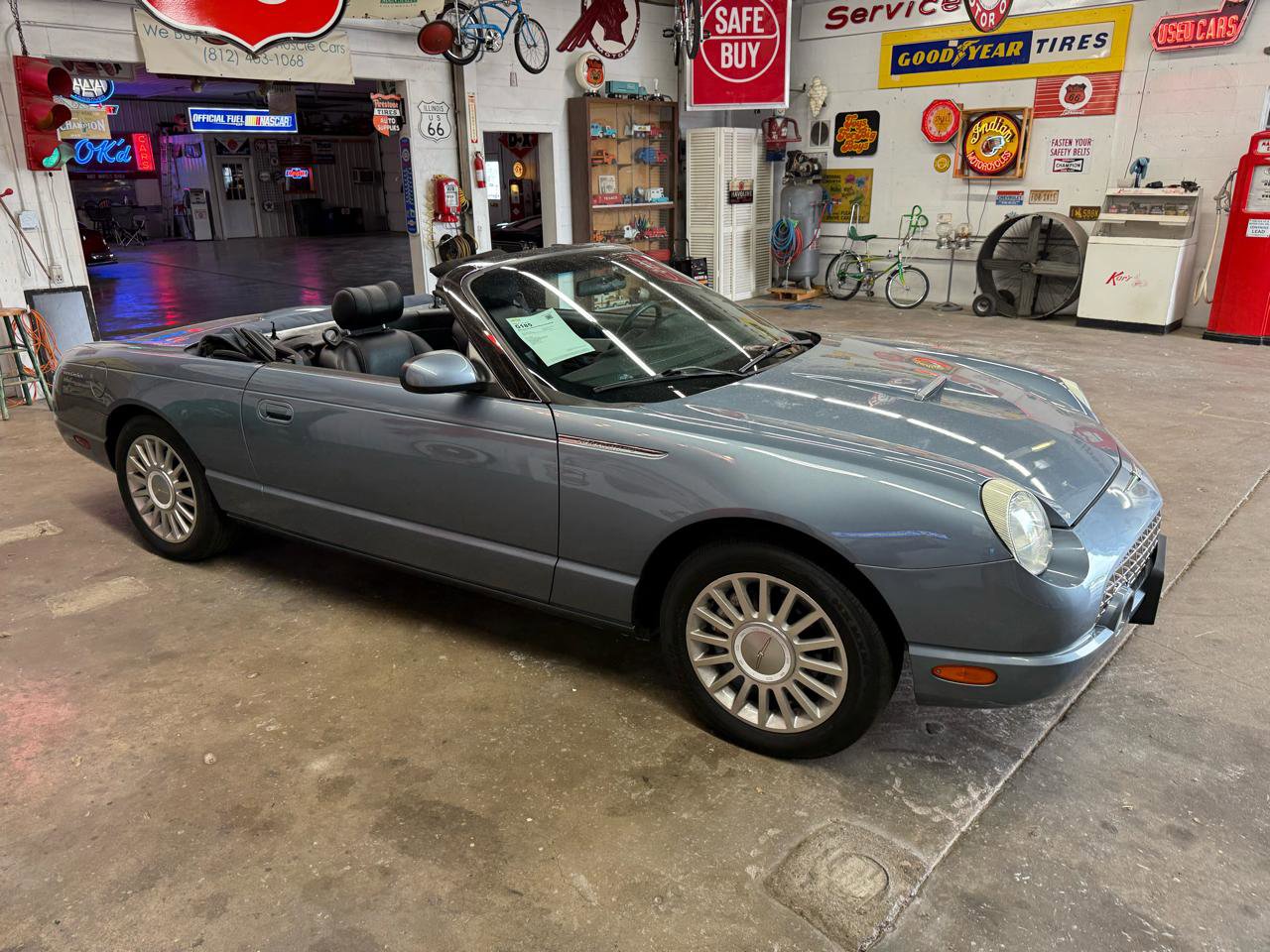 Used 2005 Ford Thunderbird RWD image 16