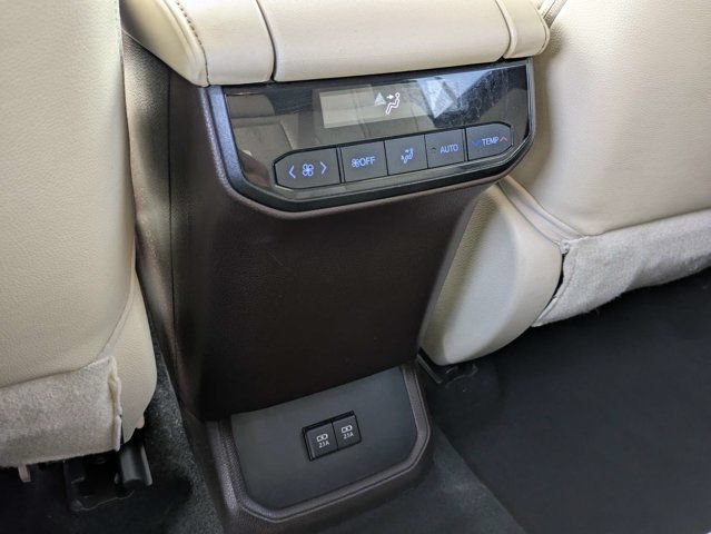 Used 2021 Toyota Highlander XLE AWD/4WD image 14