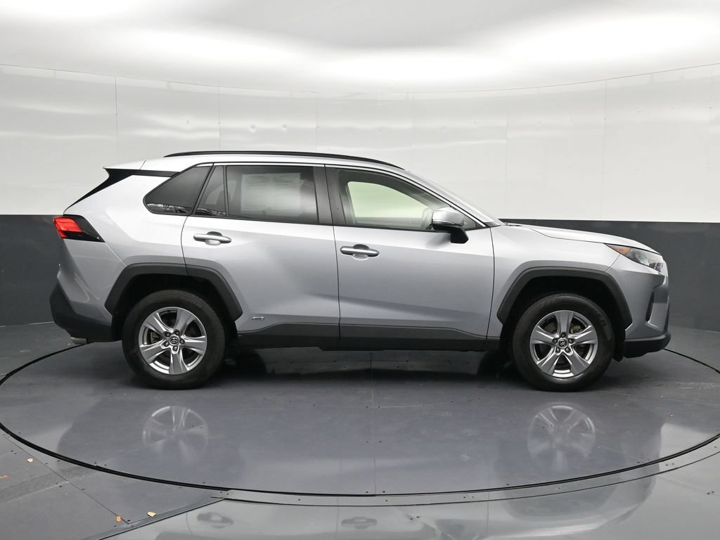 Used 2022 Toyota RAV4 LE AWD/4WD image 4
