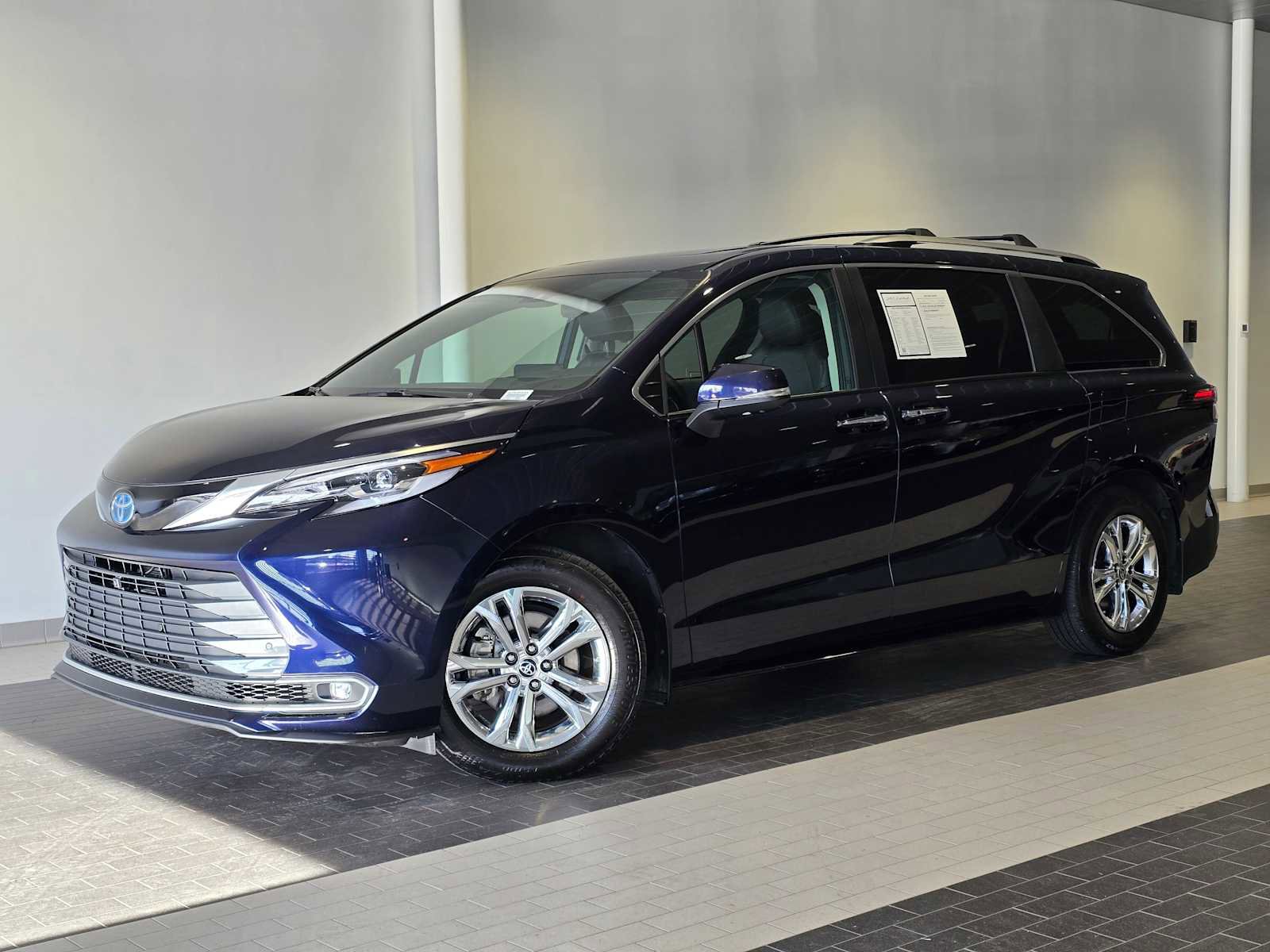 Used 2023 Toyota Sienna Platinum AWD/4WD image 1
