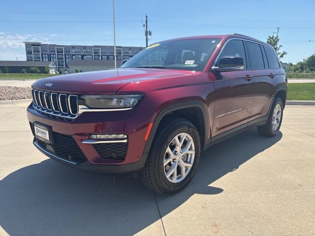 Used 2023 Jeep Grand Cherokee Limited w/ Luxury Tech Group II AWD/4WD image 2