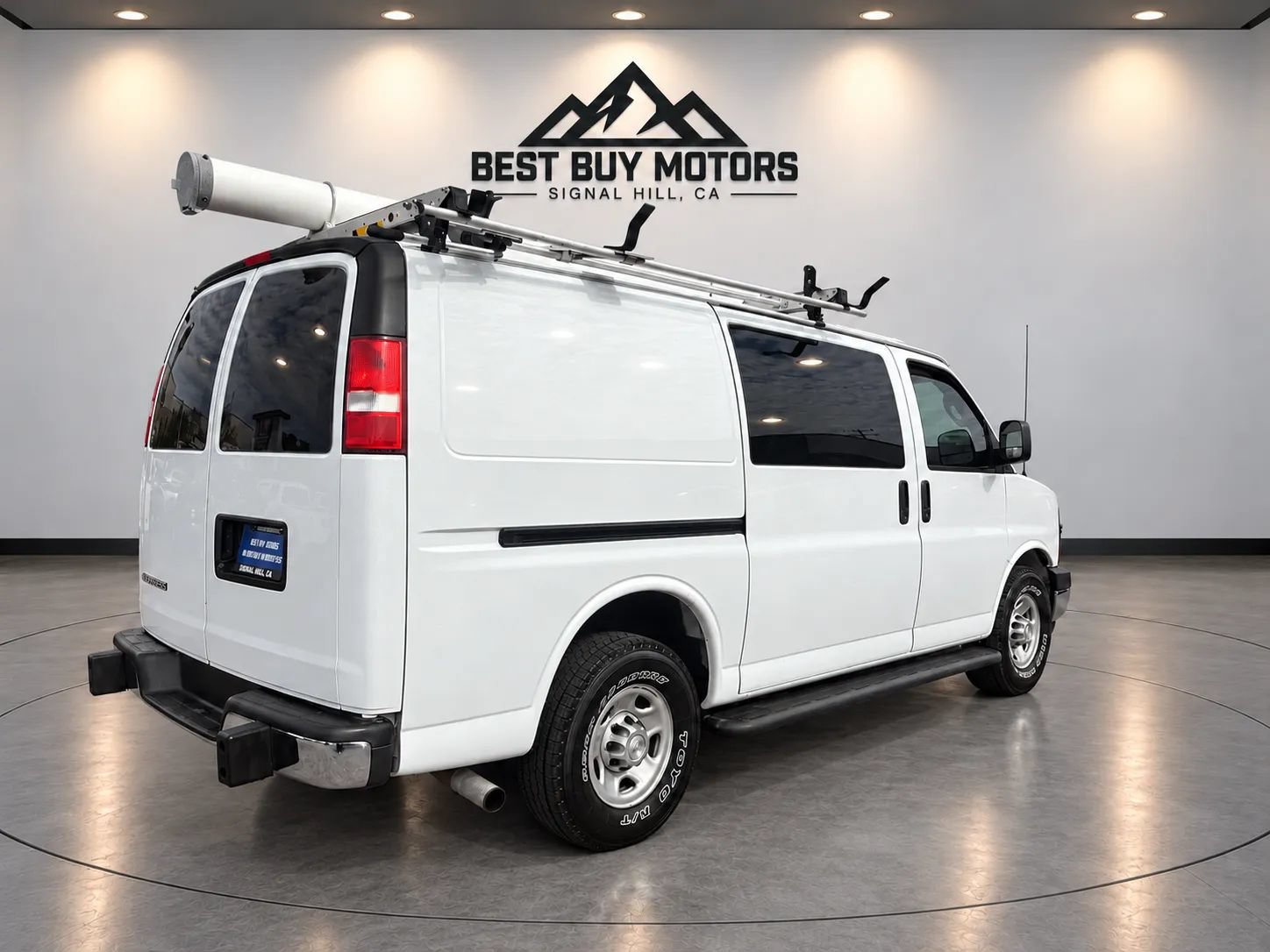 Used 2018 Chevrolet Express 2500 w/ Driver Convenience Package RWD image 8