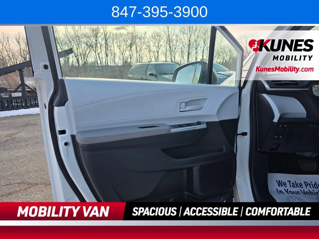 Used 2026 Toyota Sienna LE FWD image 13