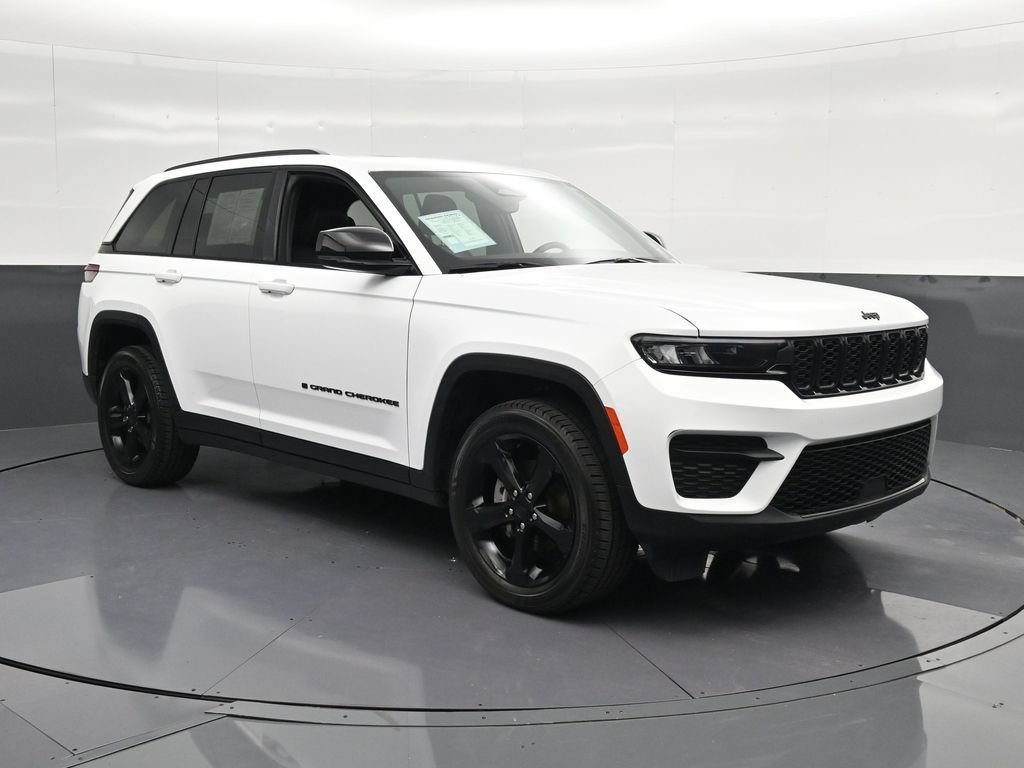 Used 2024 Jeep Grand Cherokee Altitude AWD/4WD image 5