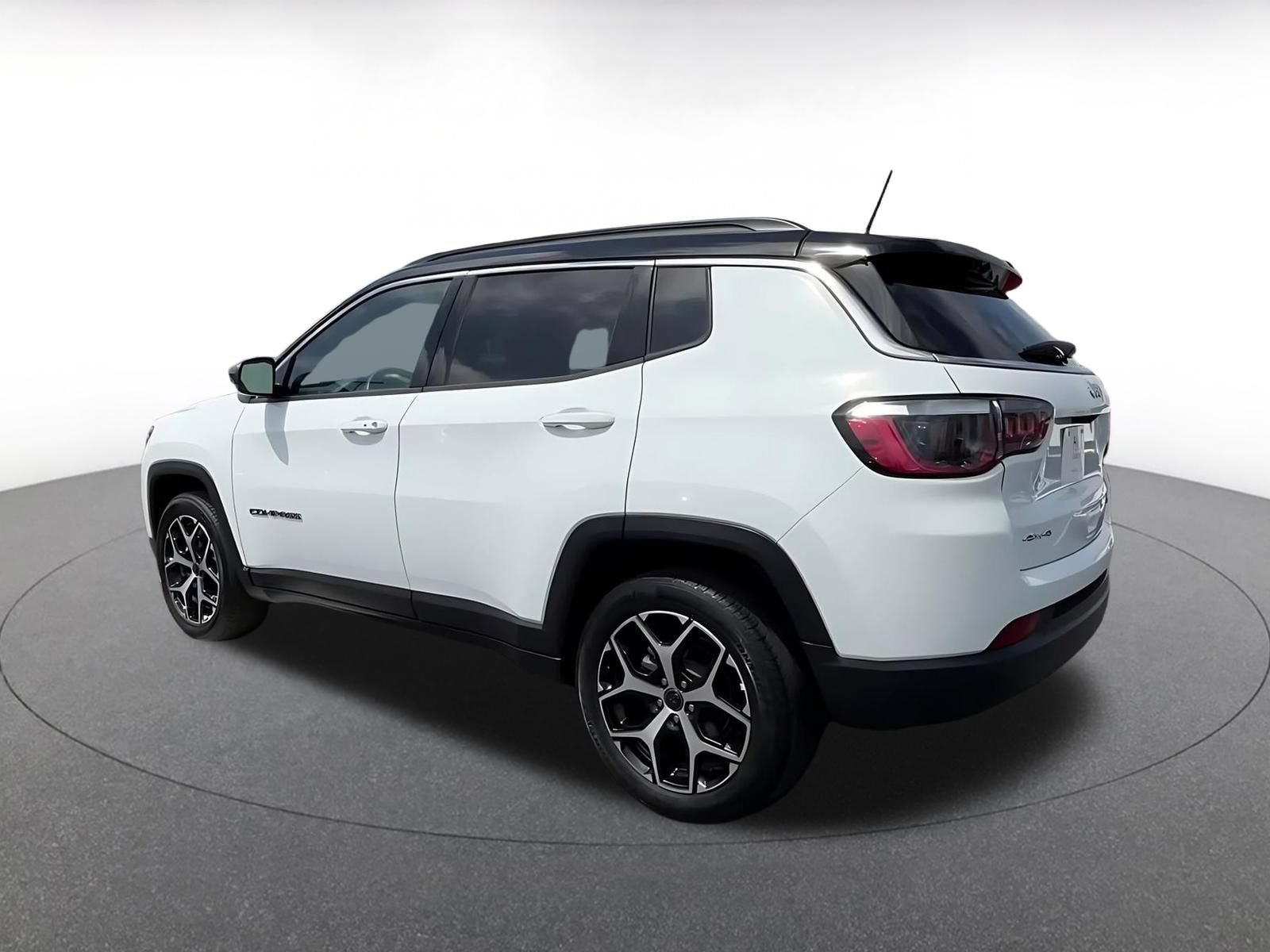 Used 2025 Jeep Compass Limited AWD/4WD image 10