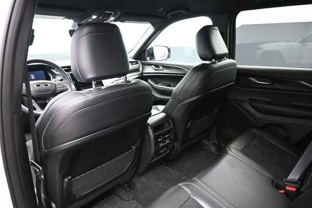 Used 2025 Jeep Grand Cherokee Altitude AWD/4WD image 17