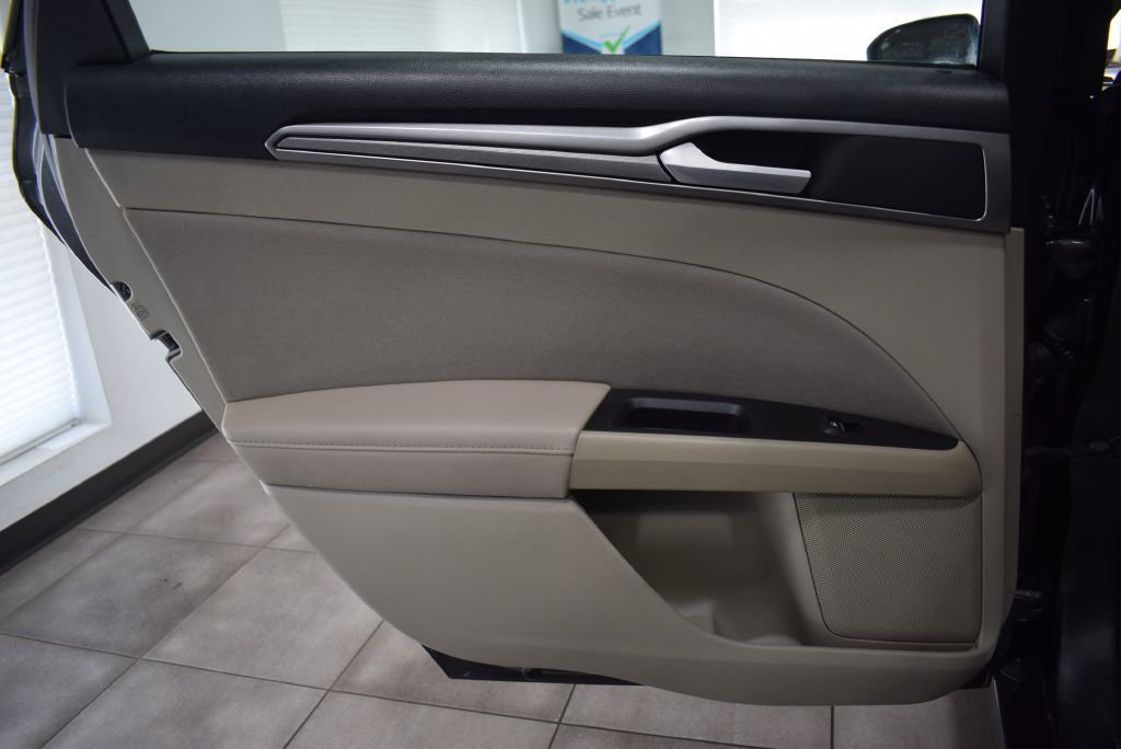 Used 2020 Ford Fusion SE image 12