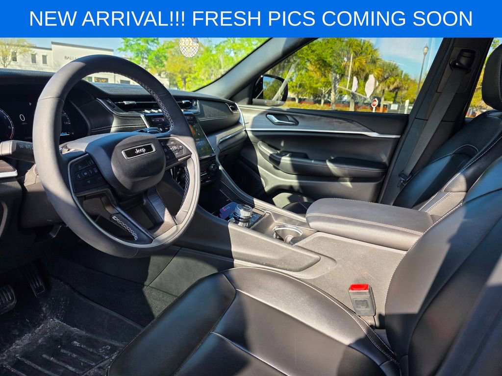 Used 2024 Jeep Grand Cherokee Limited w/ Black Appearance Package image 8