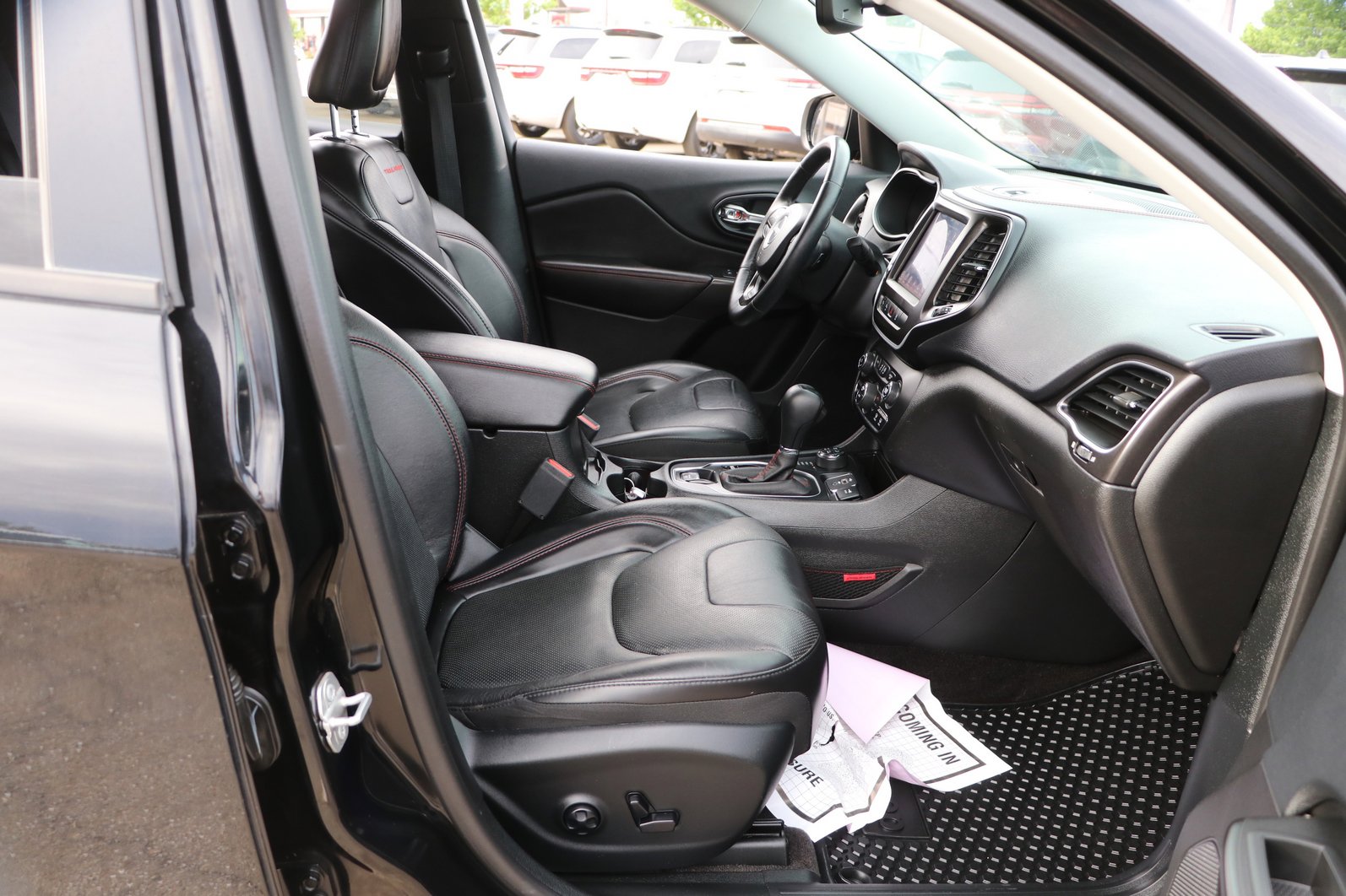 Used 2019 Jeep Cherokee Trailhawk AWD/4WD image 33