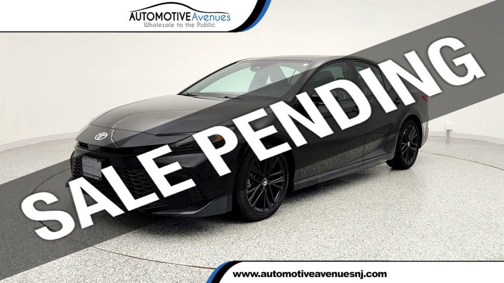 Used 2025 Toyota Camry SE w/ Convenience Package image 1