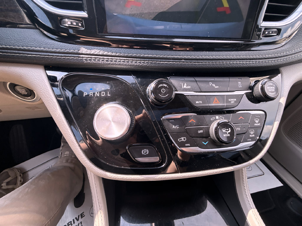 Used 2023 Chrysler Pacifica Limited FWD image 28
