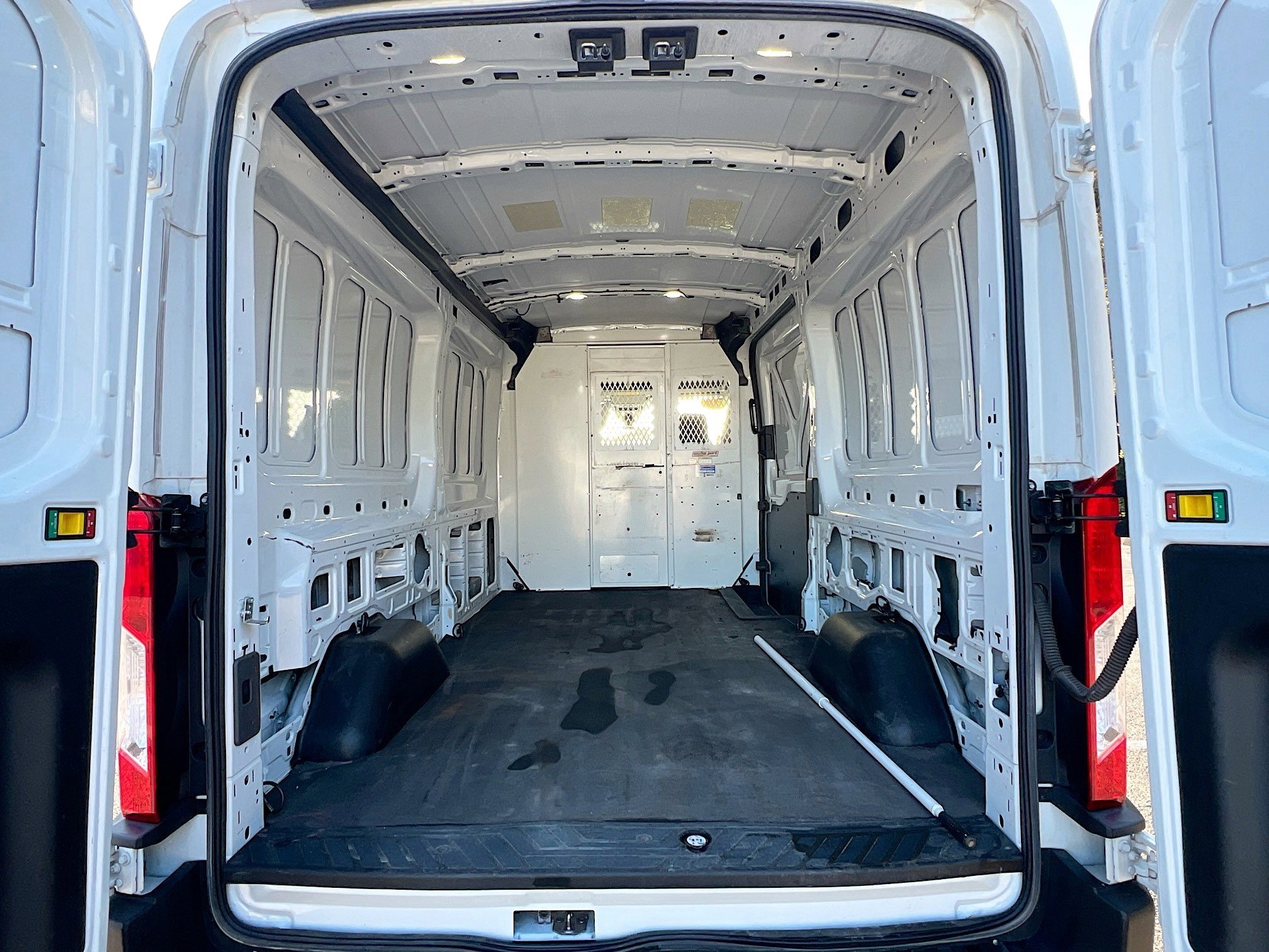 Used 2020 Ford Transit 250 Medium Roof image 33