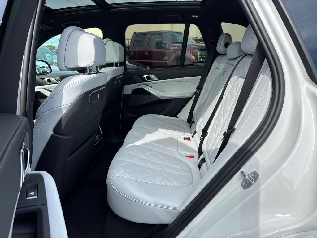 Used 2024 BMW X5 xDrive40i w/ M Sport Package AWD/4WD image 15