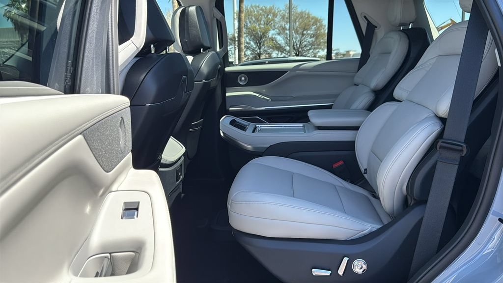 New 2026 Lincoln Navigator Reserve w/ Jet Appearance Package AWD/4WD image 18