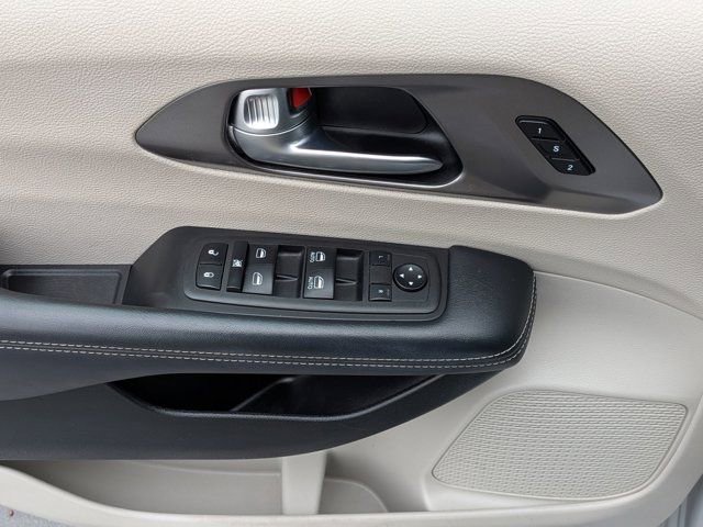 Used 2023 Chrysler Pacifica Touring-L FWD image 18