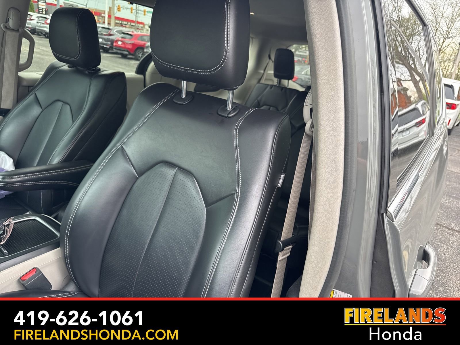 Used 2023 Chrysler Pacifica Touring-L image 17
