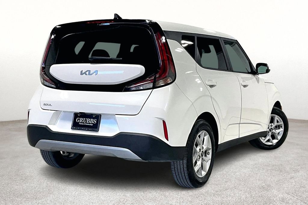 Used 2025 Kia Soul LX FWD image 2