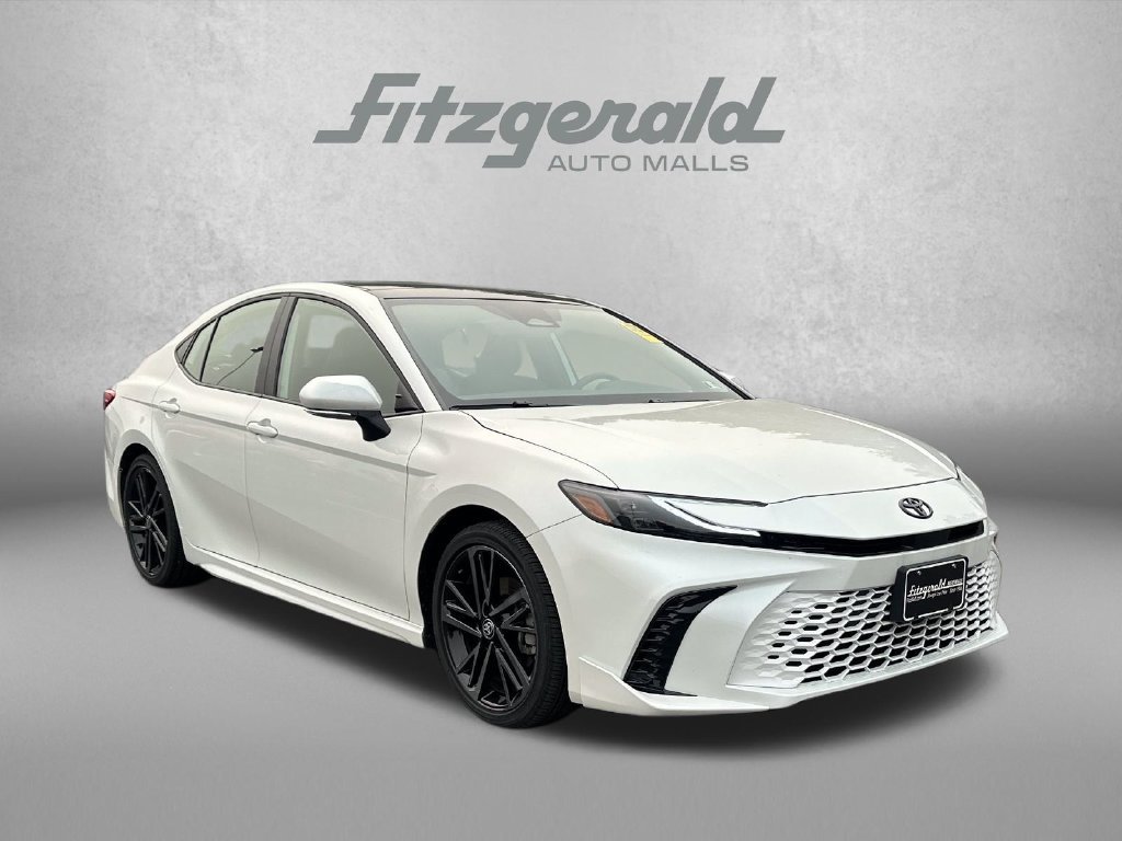 Used 2025 Toyota Camry XSE FWD image 2