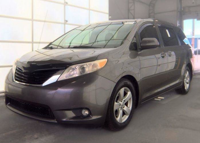 Used 2014 Toyota Sienna LE FWD image 1