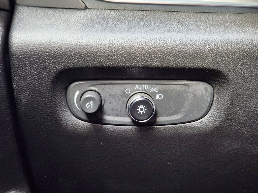 Used 2023 Chevrolet Traverse LS FWD image 24