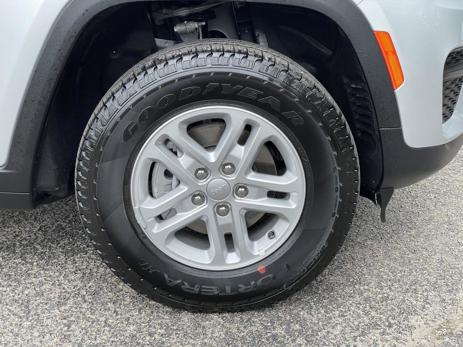 Used 2025 Jeep Grand Cherokee Laredo AWD/4WD image 51