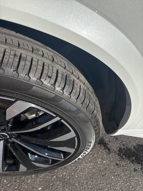 New 2026 Volvo XC90 B6 Plus w/ Protection Package Premier AWD/4WD image 13