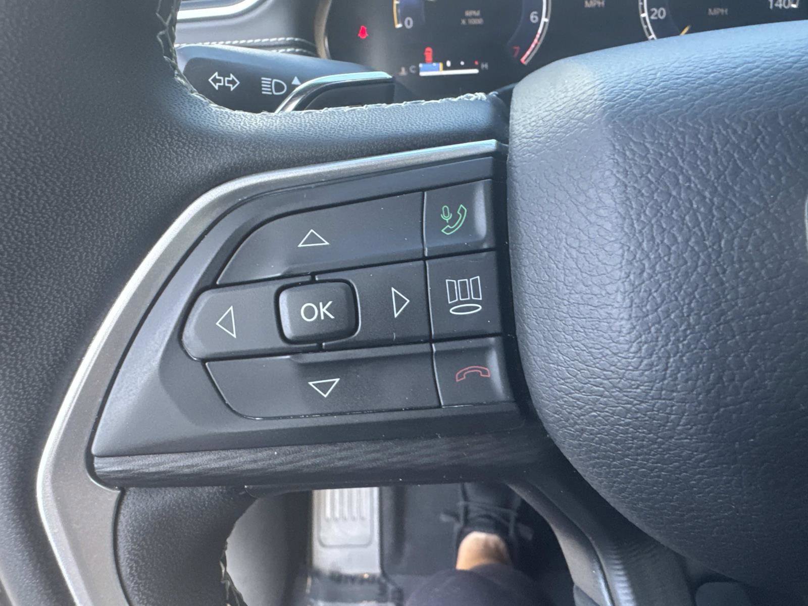 Used 2023 Jeep Grand Cherokee Laredo image 29