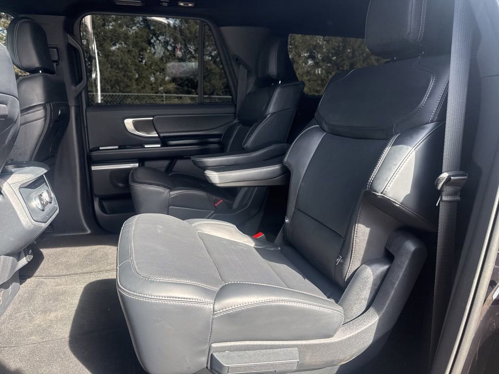 Used 2025 Ford Expedition Max Platinum w/ Stealth Appearance Package image 33