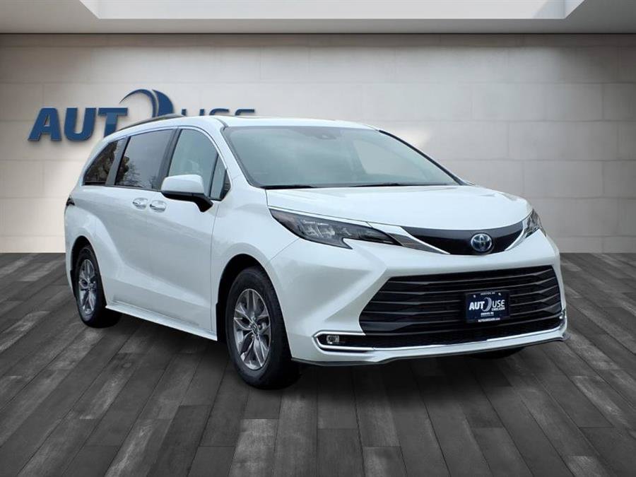 Used 2024 Toyota Sienna XLE w/ XLE Plus Package AWD/4WD image 12