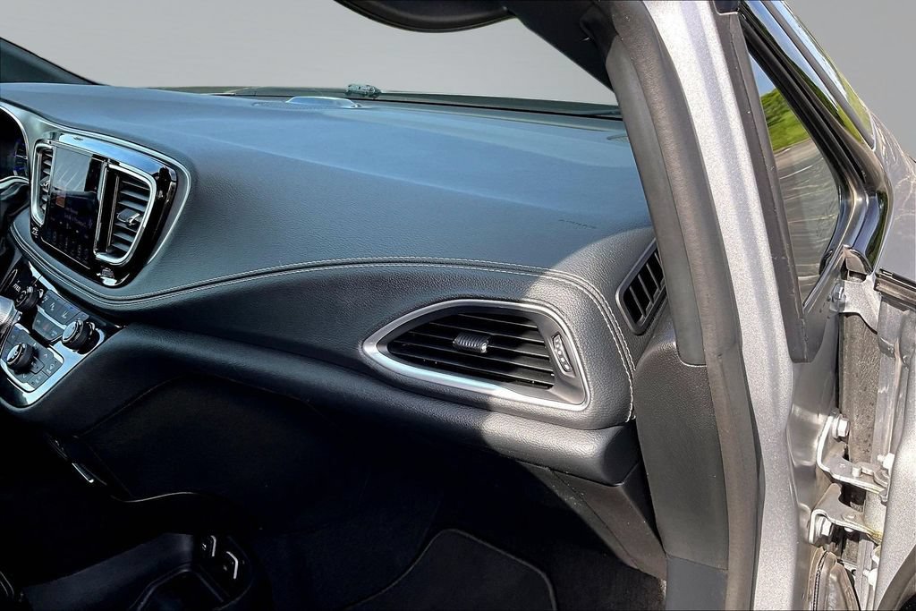 Used 2020 Chrysler Pacifica Limited w/ Advanced Safetytec Group FWD image 17