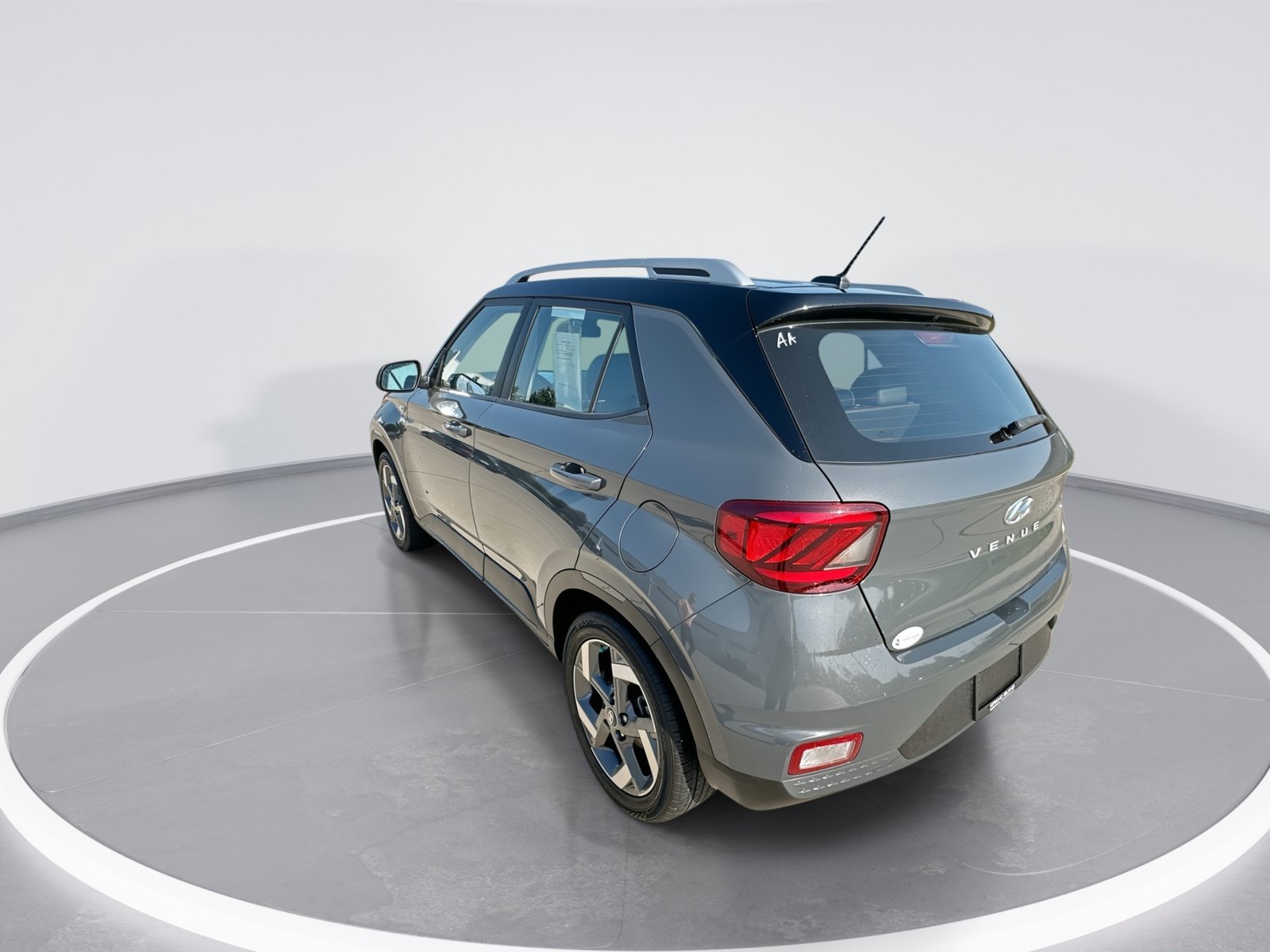 Used 2024 Hyundai Venue Limited FWD image 6